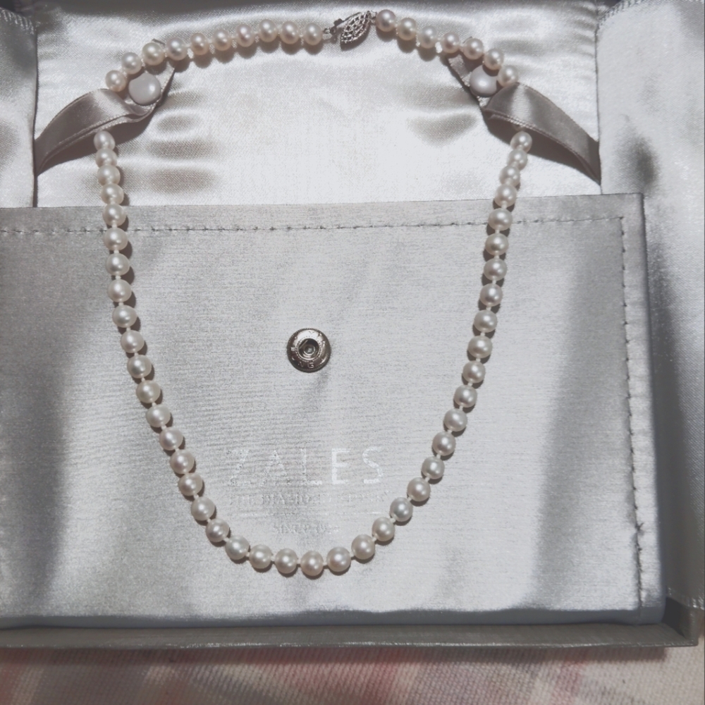 A beautiful Zales white freshwater pearl necklace
